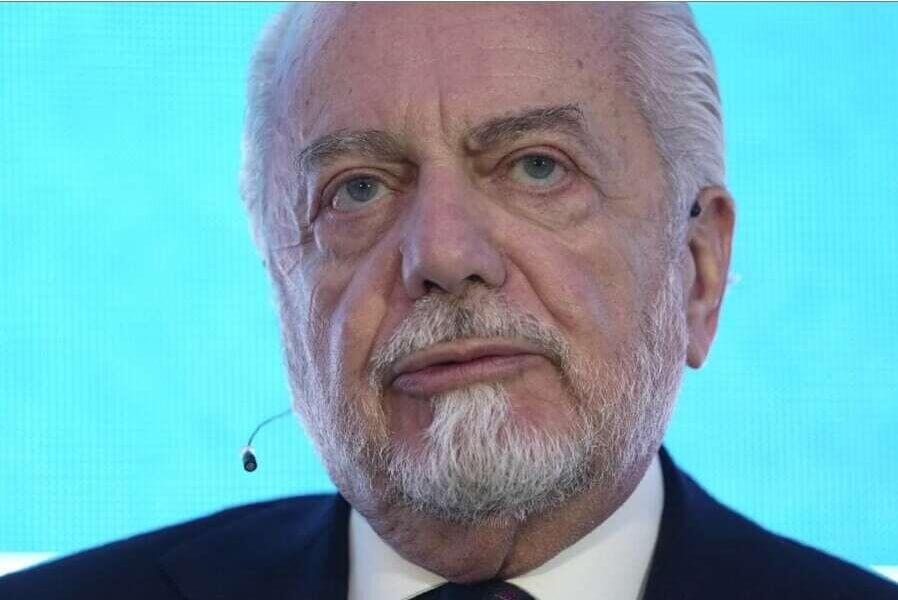 Aurelio De Laurentiis podría enfrentar una fuerte multa de la UEFA después que empujó a un camarógrafo en una disputa con los medios italianos.