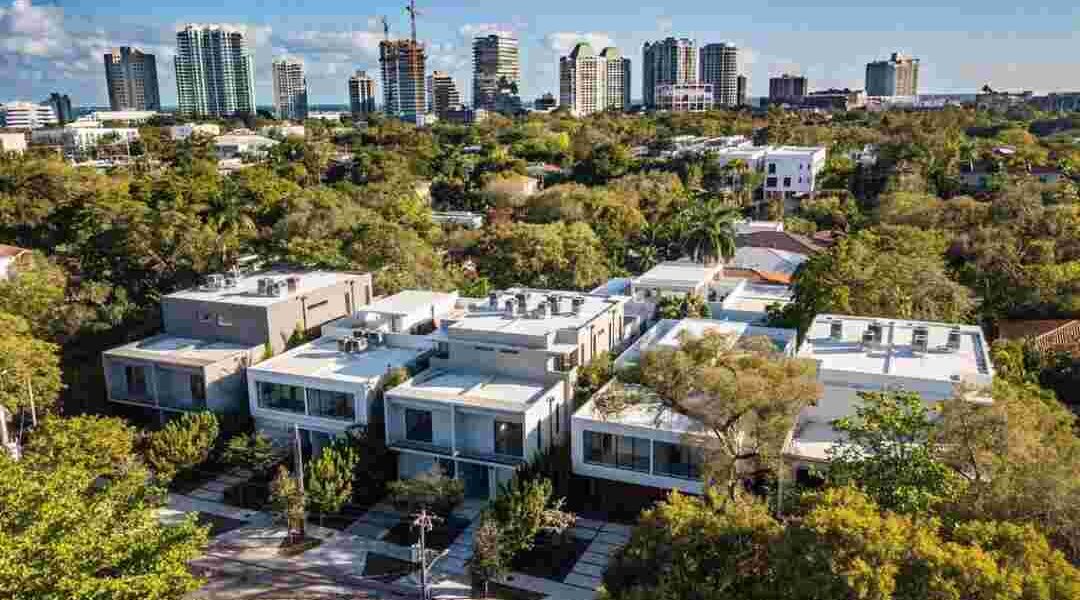 Sector Inmobiliario en conflicto por casas en litigio en Coconut Grove. Argumentos tensos sobre el destino de las casas adosadas de Coconut