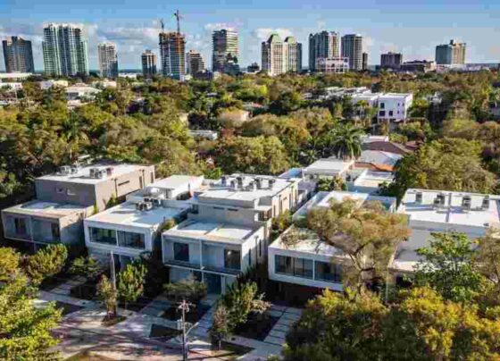 Sector Inmobiliario en conflicto por casas en litigio en Coconut Grove. Argumentos tensos sobre el destino de las casas adosadas de Coconut