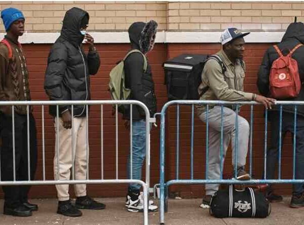 Nueva York ya no está obligada a garantizar alojamiento a migrantes adultos. El alcalde anunció que había llegado a un acuerdo con grupos de defensa de las personas sin hogar y ya no estará obligada legalmente a proporcionar viviendas a largo plazo a migrantes adultos.