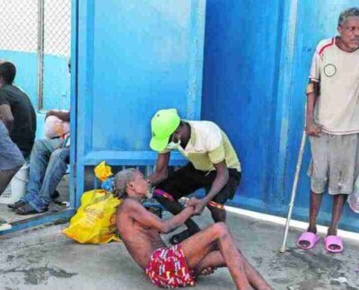 Tres Mil presos se fugaron de prisión en Haití. Una decena de personas murieron luego de que bandas armadas atacaran el sábado por la noche la principal prisión de Puerto Príncipe y provocaran la fuga de varios miles de presos, en medio de la oleada de disturbios que sacude Haití.