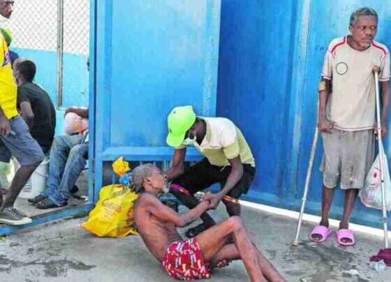 Tres Mil presos se fugaron de prisión en Haití. Una decena de personas murieron luego de que bandas armadas atacaran el sábado por la noche la principal prisión de Puerto Príncipe y provocaran la fuga de varios miles de presos, en medio de la oleada de disturbios que sacude Haití.