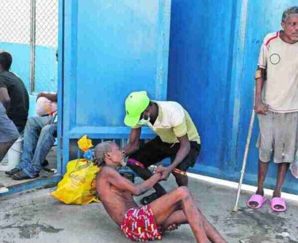 Tres Mil presos se fugaron de prisión en Haití. Una decena de personas murieron luego de que bandas armadas atacaran el sábado por la noche la principal prisión de Puerto Príncipe y provocaran la fuga de varios miles de presos, en medio de la oleada de disturbios que sacude Haití.