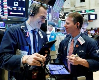 Wall Street anotó otro triple récord. El Dow Jones subió un 0,68 %, hasta 39.781 puntos; el S&P 500 avanzó un 0,32 %, hasta 5.241 puntos,