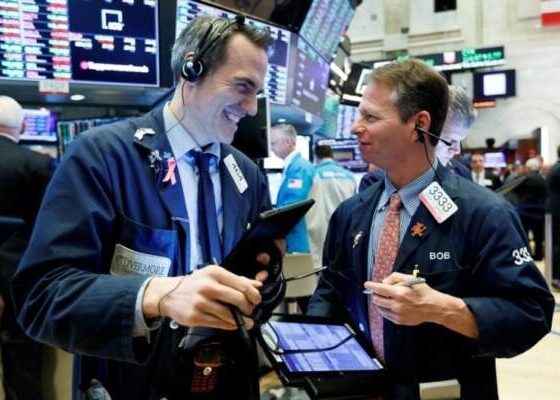 Wall Street anotó otro triple récord. El Dow Jones subió un 0,68 %, hasta 39.781 puntos; el S&P 500 avanzó un 0,32 %, hasta 5.241 puntos,