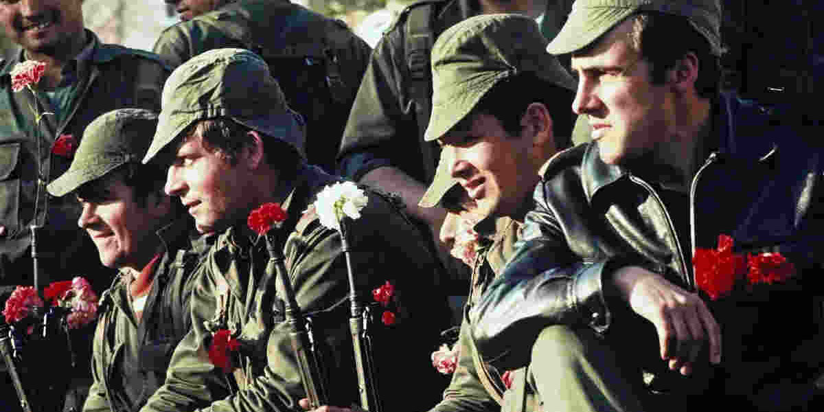 la Revolución de los Claveles fue un punto de inflexión que llevó a Portugal de ser un país atrasado y bajo una dictadura a convertirse en una nación democrática y desarrollada con avances sociales significativos
