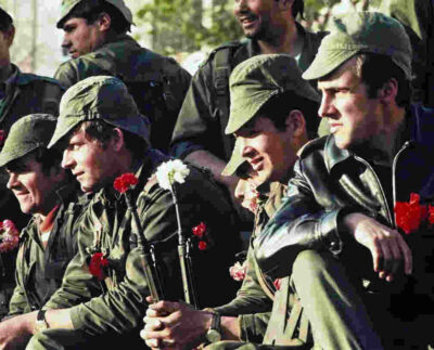 la Revolución de los Claveles fue un punto de inflexión que llevó a Portugal de ser un país atrasado y bajo una dictadura a convertirse en una nación democrática y desarrollada con avances sociales significativos