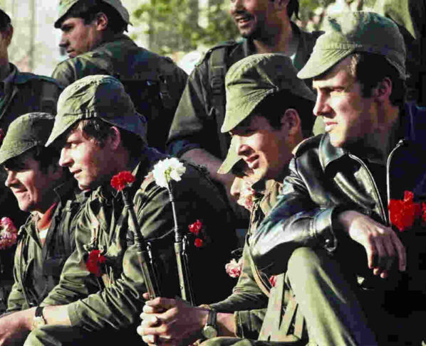 la Revolución de los Claveles fue un punto de inflexión que llevó a Portugal de ser un país atrasado y bajo una dictadura a convertirse en una nación democrática y desarrollada con avances sociales significativos