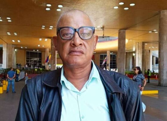 En Venezuela piden prórroga de siete días al registro electoral. El activista José Morón pidió desaplicar la norma que exige el pasaporte a los venezolanos en el exterior porque atenta contra el derecho al sufragio.