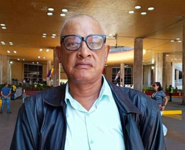 En Venezuela piden prórroga de siete días al registro electoral. El activista José Morón pidió desaplicar la norma que exige el pasaporte a los venezolanos en el exterior porque atenta contra el derecho al sufragio.