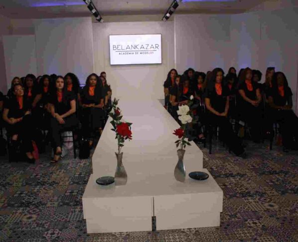 Los estudiantes para optar al título de Modelo Profesional deben realizar un Trabajo de Grado y defenderlo durante una cita con el jurado calificador, quienes evalúan lo aprendido durante los dos años y medio de formación.