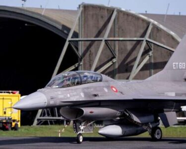 Argentina compró 24 aviones F-16 a Dinamarca. El ministro de Defensa de Argentina, Luis Petri, firmó en Dinamarca un acuerdo de compra de 24 aviones de combate F-16, que la institución calificó como histórico en un comunicado.