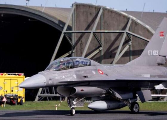 Argentina compró 24 aviones F-16 a Dinamarca. El ministro de Defensa de Argentina, Luis Petri, firmó en Dinamarca un acuerdo de compra de 24 aviones de combate F-16, que la institución calificó como histórico en un comunicado.