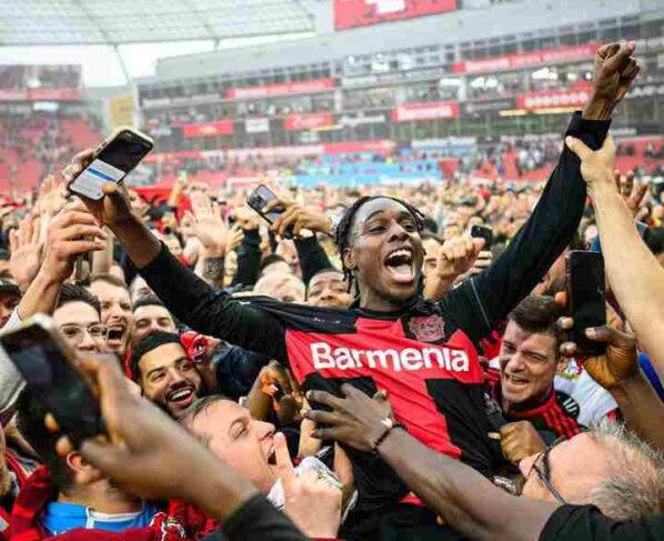 Bayer Leverkusen hizo historia al lograr su primera Bundesliga. El Bayer Leverkusen ganó el título de la Bundesliga por primera vez y con lo que llegó a su fin el reinado de 11 años del Bayern Munich como campeón.