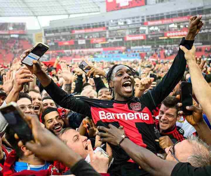 Bayer Leverkusen hizo historia al lograr su primera Bundesliga. El Bayer Leverkusen ganó el título de la Bundesliga por primera vez y con lo que llegó a su fin el reinado de 11 años del Bayern Munich como campeón.