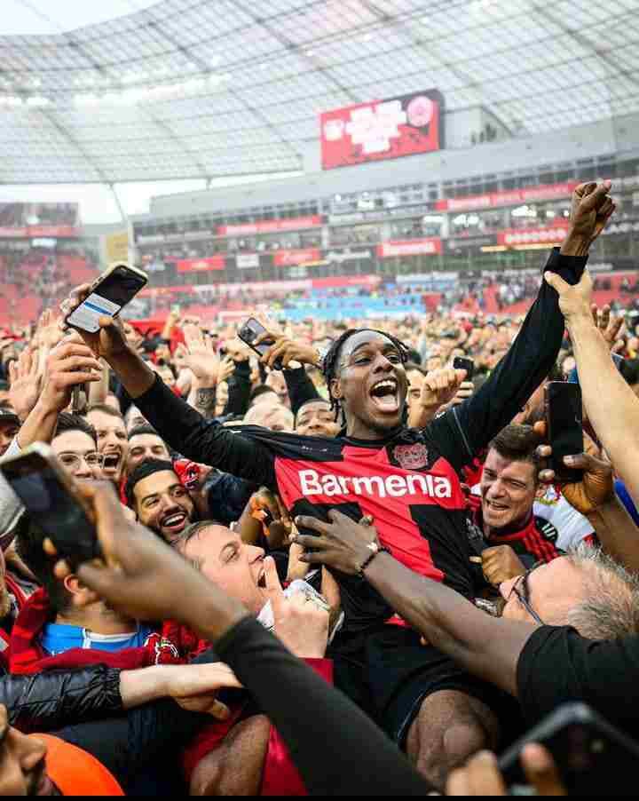 Bayer Leverkusen hizo historia al lograr su primera Bundesliga. El Bayer Leverkusen ganó el título de la Bundesliga por primera vez y con lo que llegó a su fin el reinado de 11 años del Bayern Munich como campeón.