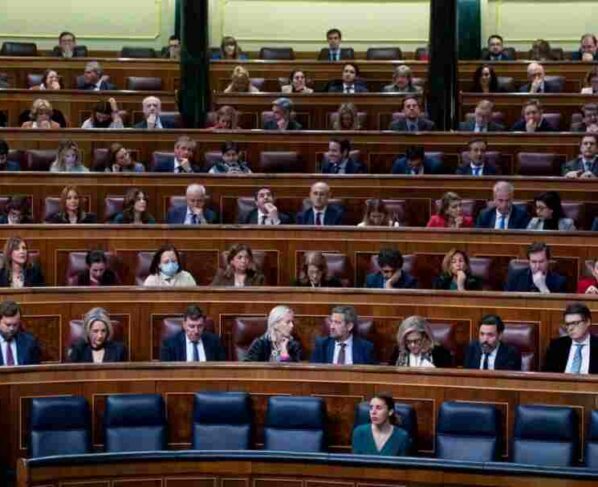 Congreso español regularizará medio millón de extranjeros. La cámara baja aprobó iniciar el procedimiento por una amplia mayoría de 310 diputados.