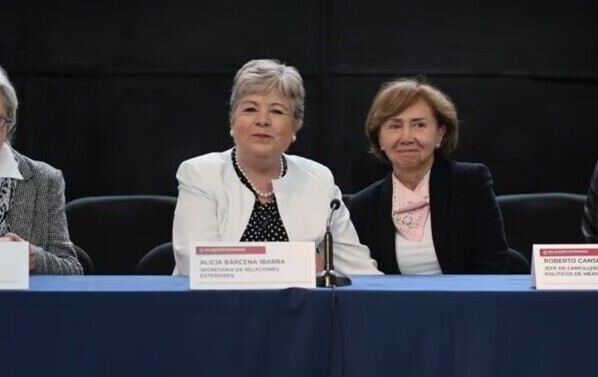 Diplomáticos de México retornan a su país tras ruptura de relaciones con Ecuador. La crisis diplomática entre Ecuador y México sigue en escalada después de un fin de semana de sobresaltos con la irrupción policial a la sede diplomática mexicana en Quito