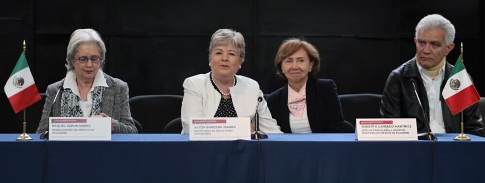 Diplomáticos de México retornan a su país tras ruptura de relaciones con Ecuador. La crisis diplomática entre Ecuador y México sigue en escalada después de un fin de semana de sobresaltos con la irrupción policial a la sede diplomática mexicana en Quito