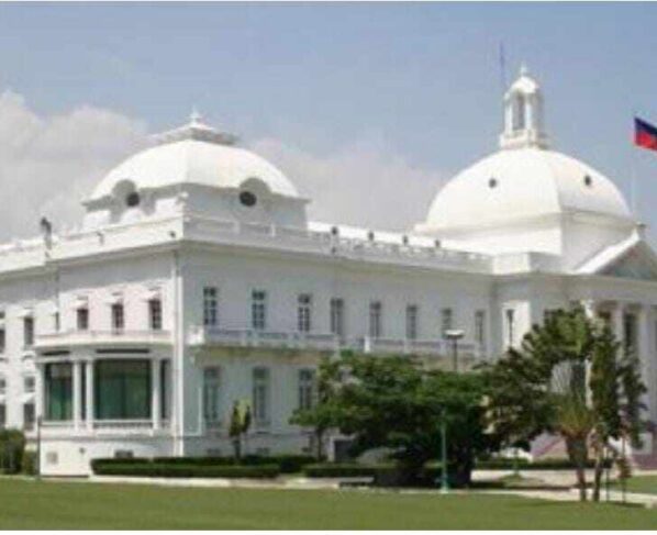 Hombres armados atacan Palacio Nacional de Haití. Un grupo de hombres armados ingresaron al Palacio Nacional de Haití en un otro hecho