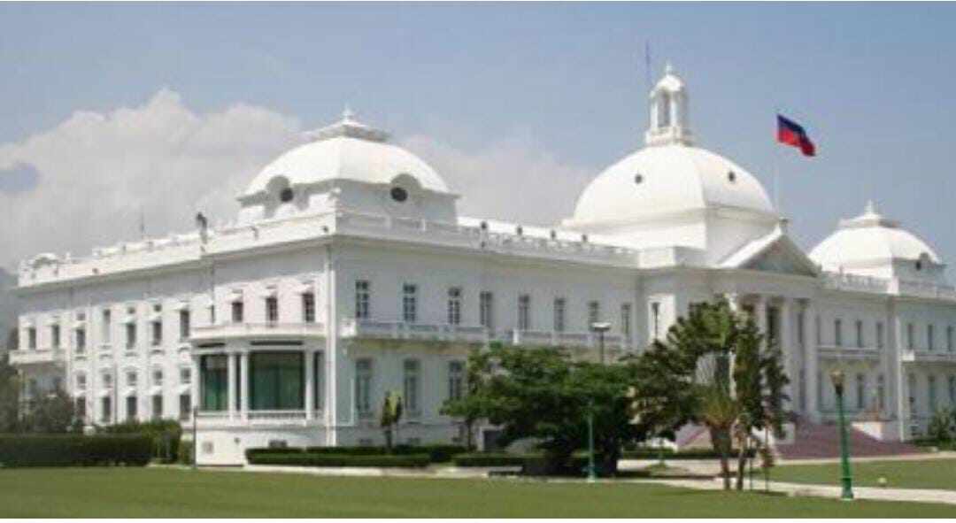 Hombres armados atacan Palacio Nacional de Haití. Un grupo de hombres armados ingresaron al Palacio Nacional de Haití en un otro hecho
