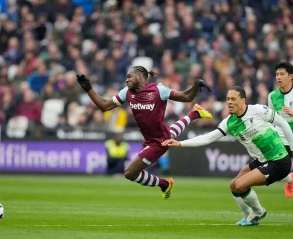 Liverpool empató sobre la hora 2-2 en su visita al West Ham y complicó aún más sus aspiraciones de conquistar el título de la Premier.