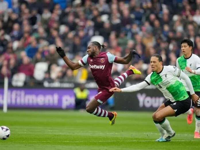 Liverpool empató sobre la hora 2-2 en su visita al West Ham y complicó aún más sus aspiraciones de conquistar el título de la Premier.