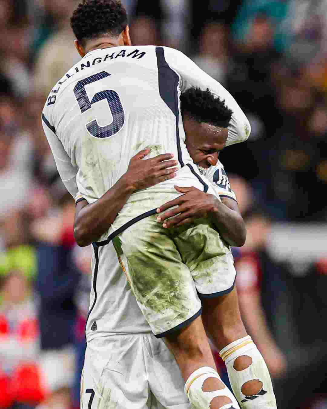 El Real Madrid se impone por 3-2 al Barcelona en el clásico y deja casi sentenciada la Liga con 11 puntos de ventaja en la jornada 32. Faltan 18 puntos por jugarse y una remontada azulgrana es casi imposible.