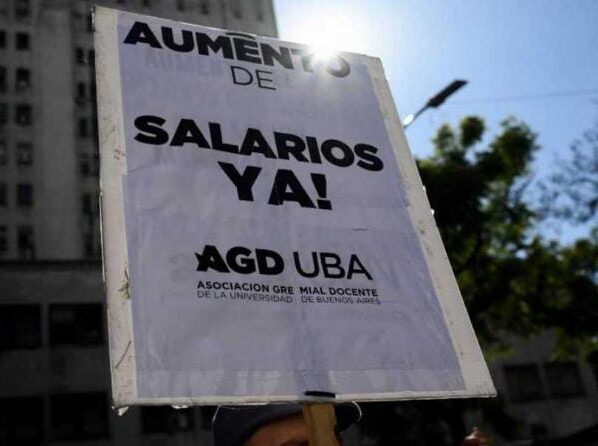 Los senadores de Argentina, sin debate y en votación a mano alzada, aumentaron sus salarios un 170 por ciento, en una decisión que generó polémica por la dura crisis económica que atraviesa el país, con 288% de inflación interanual y más de la mitad de la población en la pobreza.