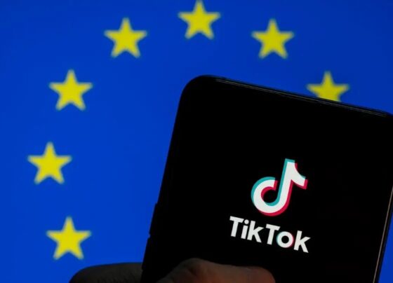 La entrada en vigor de la Ley de Servicios Digitales de la Unión Europea marca un precedente, donde por primera vez, Bruselas contempla sanciones financieras contra una plataforma, en este caso, TikTok.