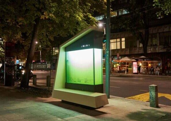 Un árbol líquido absorbe la contaminación en Buenos Aires. YPF, empresa argentina, es la primera en instalar un árbol líquido para purificar el aire en la ciudad.