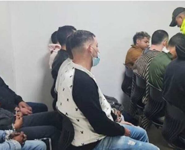 La Corte Suprema suspendió temporalmente el lunes un juicio oral que comenzó a ventilar un tribunal de la ciudad de Arica, en el extremo norte de Chile, contra decenas de integrantes de la banda Los Gallegos