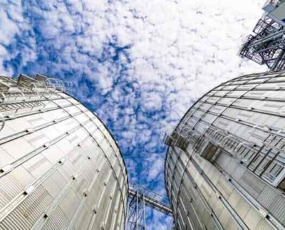 La dinamita líquida es el amoníaco, que se conoce por este apodo en el mundo anglosajón porque es uno de los explosivos más comunes y de los pocos que pueden ser 100% líquidos.