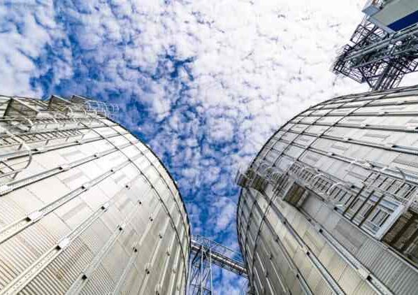 La dinamita líquida es el amoníaco, que se conoce por este apodo en el mundo anglosajón porque es uno de los explosivos más comunes y de los pocos que pueden ser 100% líquidos.