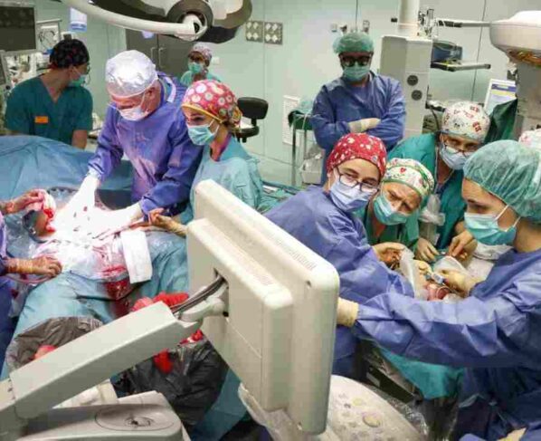 Extirpan por primera vez un tumor cardiaco a una bebé prematura. La bebé de apenas 28 semanas fue operada para extirpar