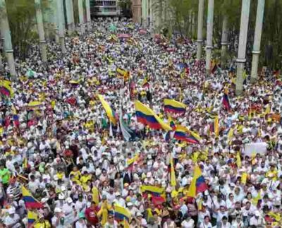 Cientos de miles de personas protestaron este domingo, 21 de abril, en varias ciudades de Colombia, en la mayor manifestación que ha enfrentado el gobierno de Gustavo Petro desde que llegó al poder hace 20 meses y en momentos en que su popularidad está en rojo.