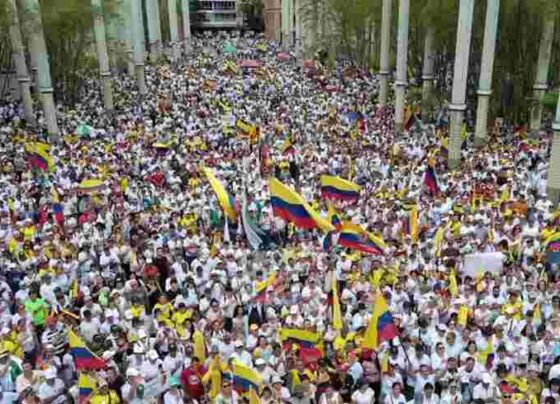 Cientos de miles de personas protestaron este domingo, 21 de abril, en varias ciudades de Colombia, en la mayor manifestación que ha enfrentado el gobierno de Gustavo Petro desde que llegó al poder hace 20 meses y en momentos en que su popularidad está en rojo.