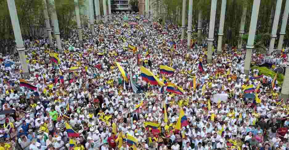 Cientos de miles de personas protestaron este domingo, 21 de abril, en varias ciudades de Colombia, en la mayor manifestación que ha enfrentado el gobierno de Gustavo Petro desde que llegó al poder hace 20 meses y en momentos en que su popularidad está en rojo.
