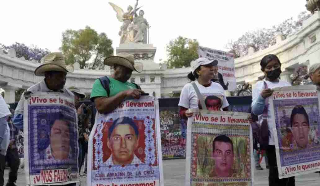 Normalistas mexicanos incendiaron sede del Gobierno. Estudiantes de escuelas rurales, de Ayotzinapa irrumpieron este lunes en la sede del Gobierno del estado de Guerrero en Chilpancingo