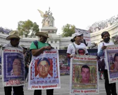 Normalistas mexicanos incendiaron sede del Gobierno. Estudiantes de escuelas rurales, de Ayotzinapa irrumpieron este lunes en la sede del Gobierno del estado de Guerrero en Chilpancingo