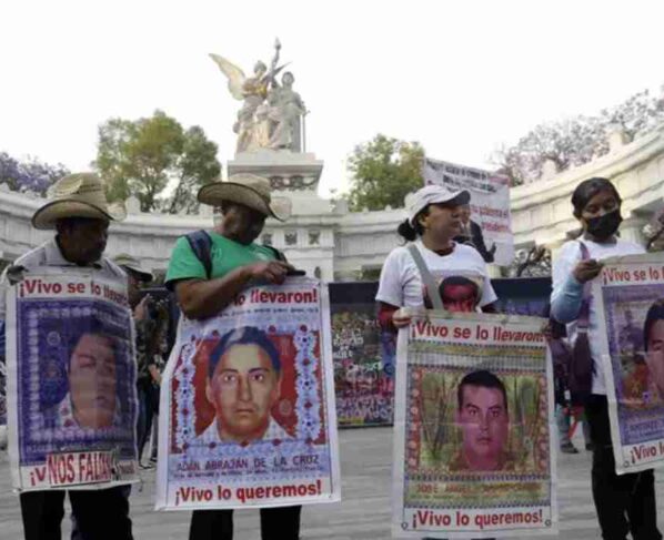Normalistas mexicanos incendiaron sede del Gobierno. Estudiantes de escuelas rurales, de Ayotzinapa irrumpieron este lunes en la sede del Gobierno del estado de Guerrero en Chilpancingo