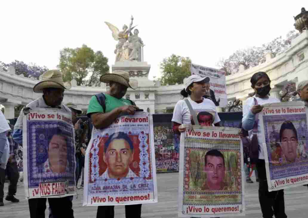 Normalistas mexicanos incendiaron sede del Gobierno. Estudiantes de escuelas rurales, de Ayotzinapa irrumpieron este lunes en la sede del Gobierno del estado de Guerrero en Chilpancingo