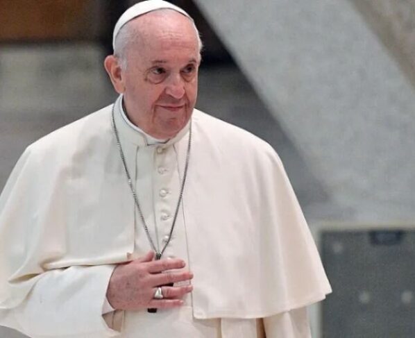 "Que el Señor les dé a los líderes la capacidad de detenerse un rato a negociar”, oró el sumo pontífice. Hizo el llamado "a no ceder a la lógica de la pretensión bélica, sino a prevalecer en los caminos del diálogo y de la diplomacia".