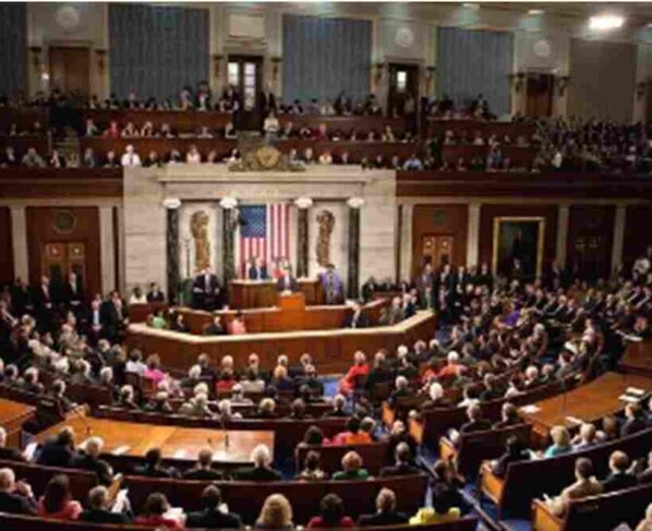 Senado norteamericano investiga sobre Síndrome de La Habana. En 2016, el personal de la Embajada de Estados Unidos en la Habana, Cuba, reportó que empezó a oír sonidos agudos punzantes, que desencadenaban migrañas y sangrado nasal