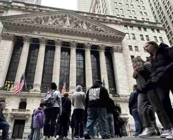 Las acciones estadounidenses subieron el lunes para comenzar una semana repleta de informes que podrían afectar al mercado.