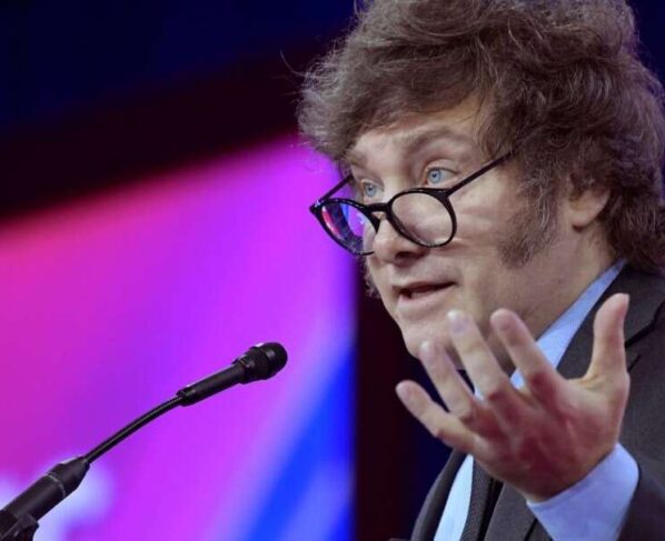 El presidente de Argentina, Javier Milei, dijo que no tiene nada de que hablar con el gobernante de Venezuela, Nicolás Maduro, porque lo considera un “dictador”