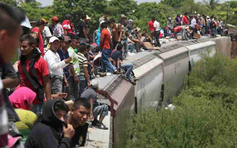 La migración irregular interceptada por México se ha triplicado en el primer trimestre del año hasta casi 360.000 personas en medio de crecientes operativos, aunque el Gobierno afirma que el flujo migratorio ha disminuido.