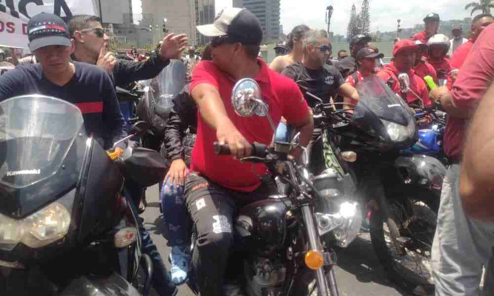 La tradicional marcha del día del trabajador que se celebra con normalidad en muchos países, se vio empañada en Caracas por la violencia de grupos afectos al gobierno bajo la mirada complaciente de las autoridades policiales.