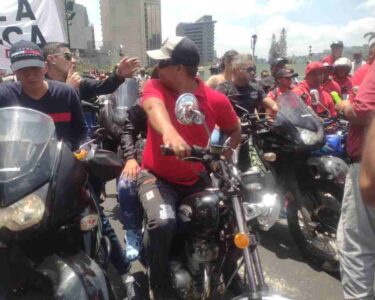 La tradicional marcha del día del trabajador que se celebra con normalidad en muchos países, se vio empañada en Caracas por la violencia de grupos afectos al gobierno bajo la mirada complaciente de las autoridades policiales.