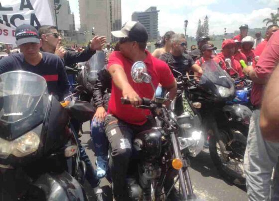 La tradicional marcha del día del trabajador que se celebra con normalidad en muchos países, se vio empañada en Caracas por la violencia de grupos afectos al gobierno bajo la mirada complaciente de las autoridades policiales.